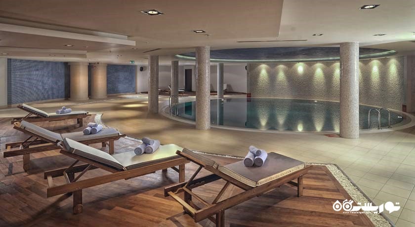 استخر سرپوشیده مرکز اسپا